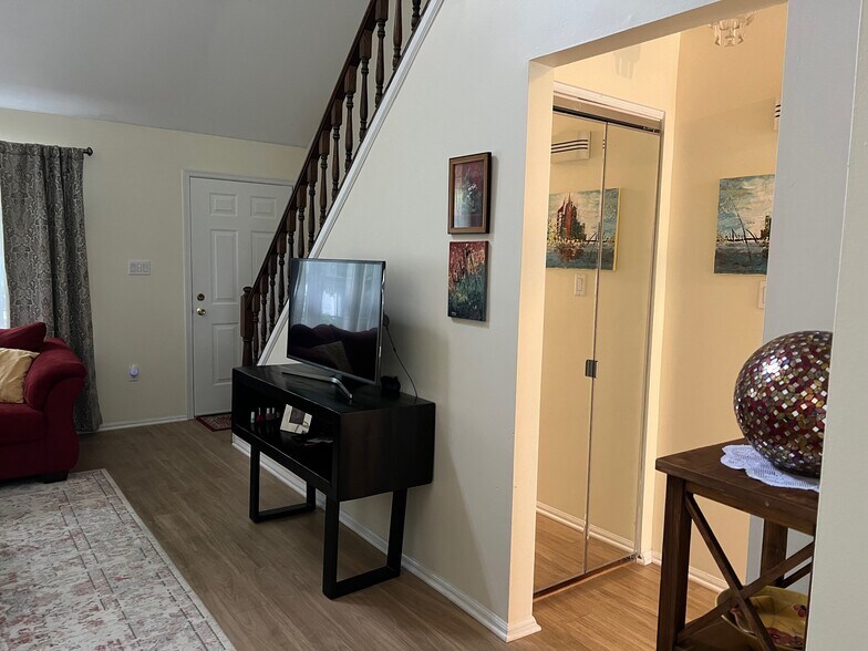 Building Photo - 248 Tintern Ct