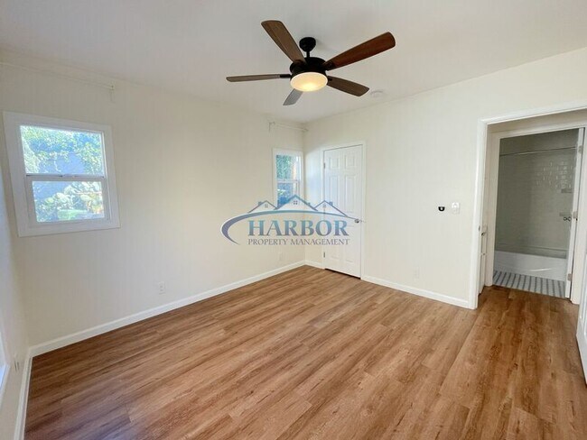 Building Photo - 1016 N Serrano Ave