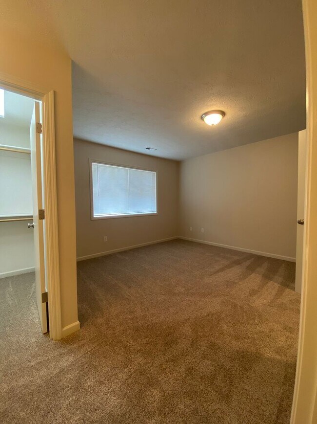 Building Photo - 2 Bedroom Townhome