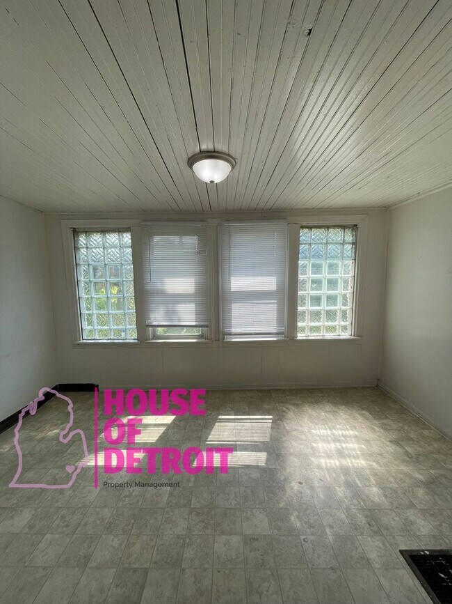 Building Photo - 3 BEDROOM 1 BATH FREE PRE-SCREEN