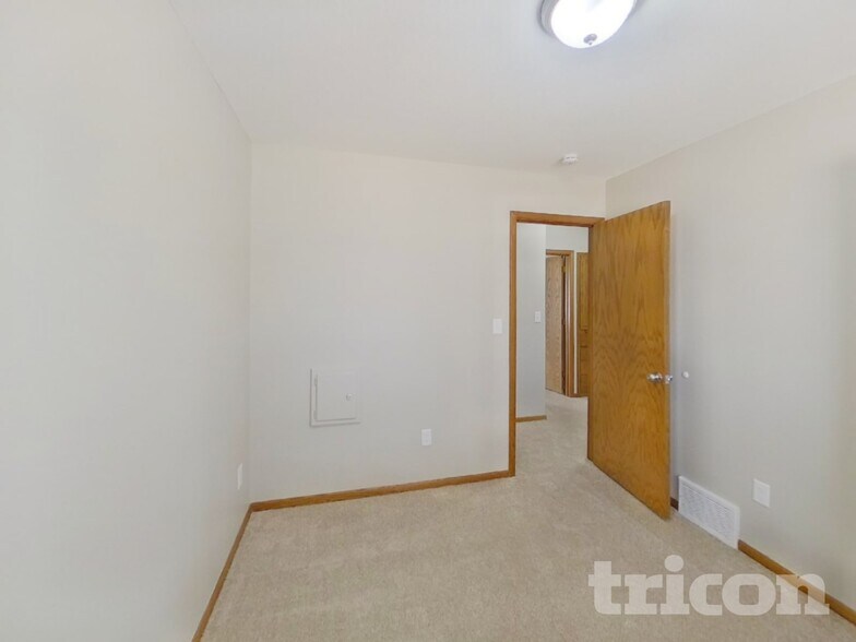 Building Photo - 3301 Skyview Dr