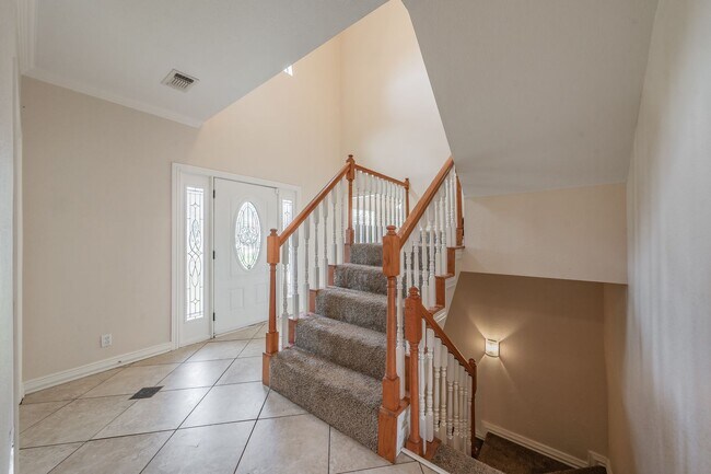 Building Photo - Spacious 5 Bedroom Home with Walk-Out Base...
