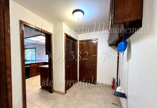 Building Photo - 2 Bedroom 2 Bath Home With Bonus Room off Racetrack!!!!