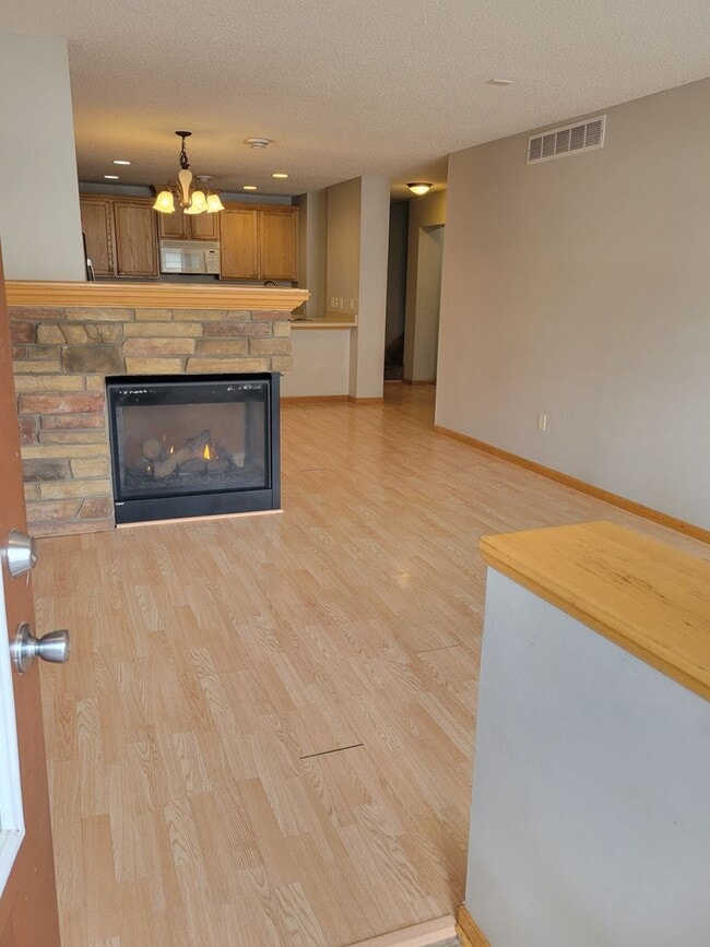 Building Photo - Middle Unit Townhouse