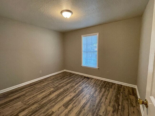 Building Photo - SW Updated Home - Wood Laminate Flooring, Front Porch & Deck!