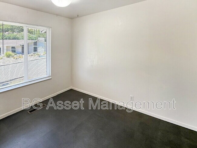 Building Photo - 2672 Doidge Ave