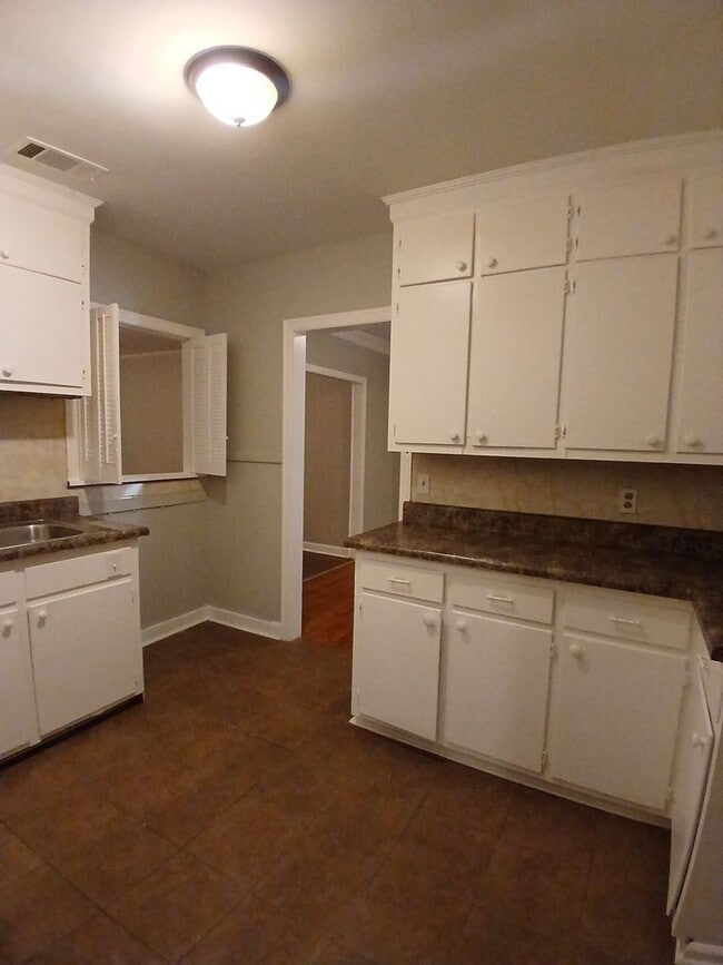 Building Photo - Spacious 3 Bedroom 2 Bath
