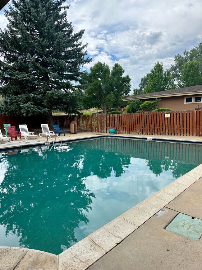 Building Photo - Nice 1 Bedroom 1 Bathroom Condo in Golden with Pool!! Available Mid December!!