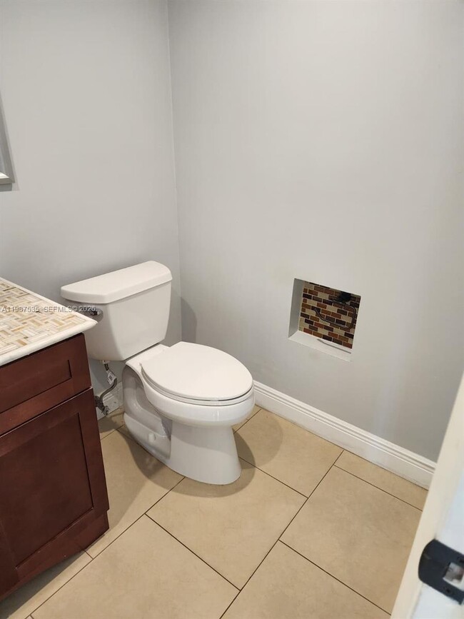 Building Photo - 537 N University Dr