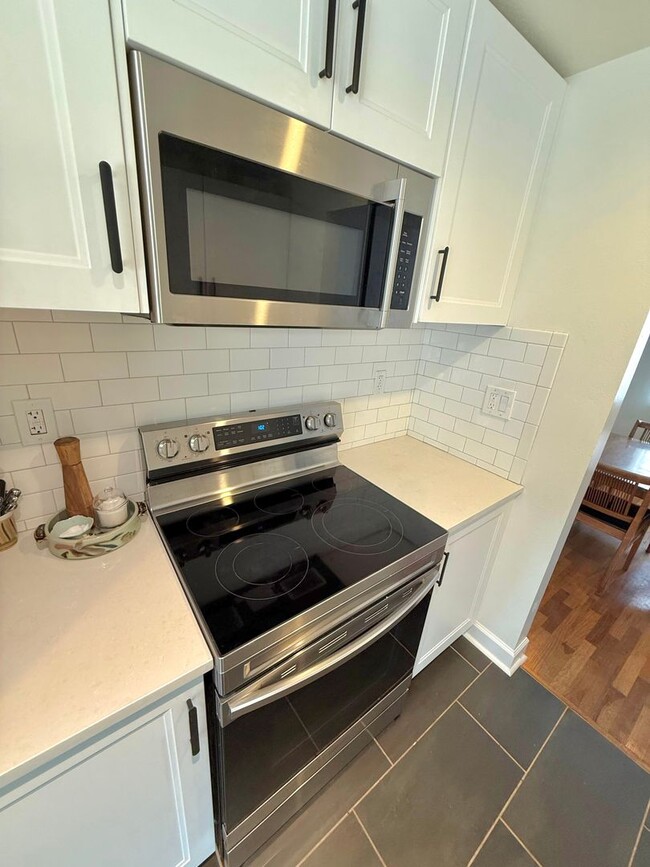 Building Photo - 3 BR West Seattle Home – Cozy and Convenie...