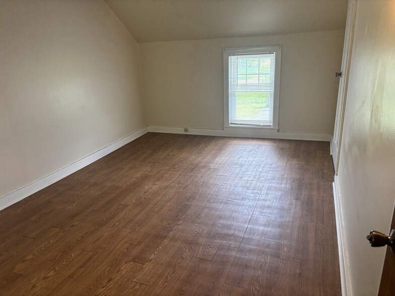 Building Photo - 490 Bangs Rd