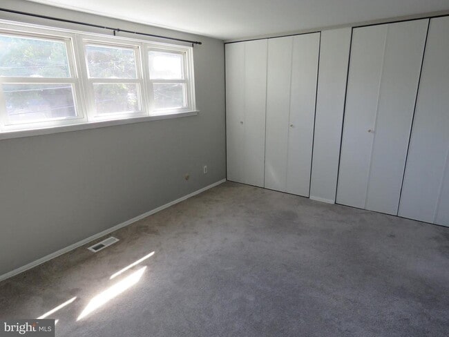 Building Photo - 3207 Fairdale Rd