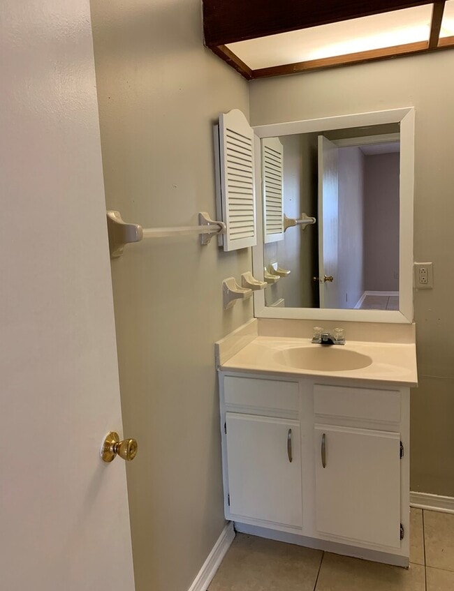 Building Photo - Spacious 2 Bed/2 Bath Single Story Townhom...