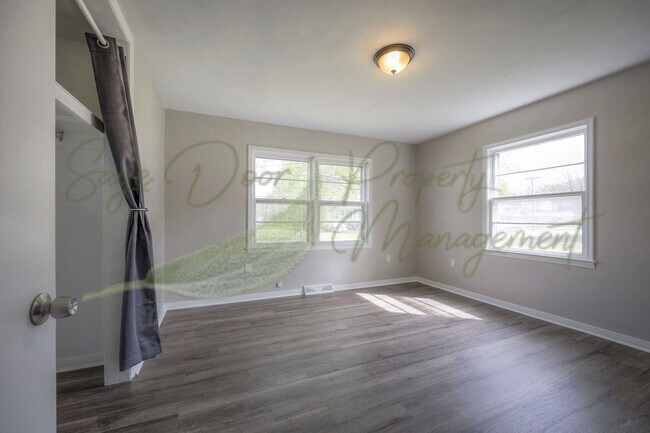 Building Photo - SMALL TOWN LIVING!!!