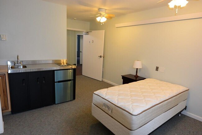 Building Photo - 13 1st St