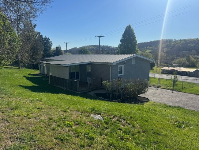 Building Photo - Renovated 3BR Home in Kingsport | Large Kitchen, W/D Included & Deck