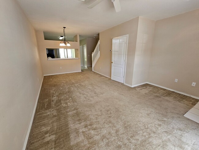 Building Photo - Brandon townhome with 2 bedrooms, 2 baths ...