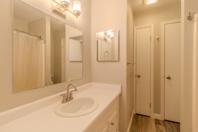 Building Photo - Charming, Updated Condo in Prime Downtown Traverse City Location!