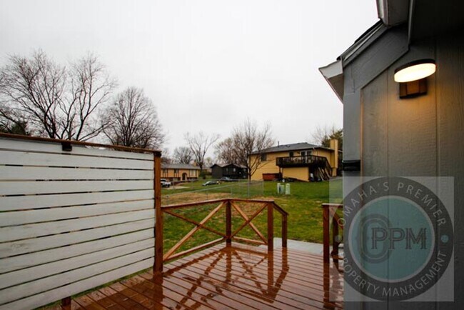 Building Photo - Spacious 4-bedroom, 3-bath home in Omaha