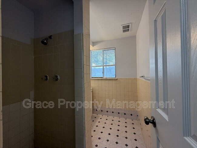 Building Photo - 1300 Quari St