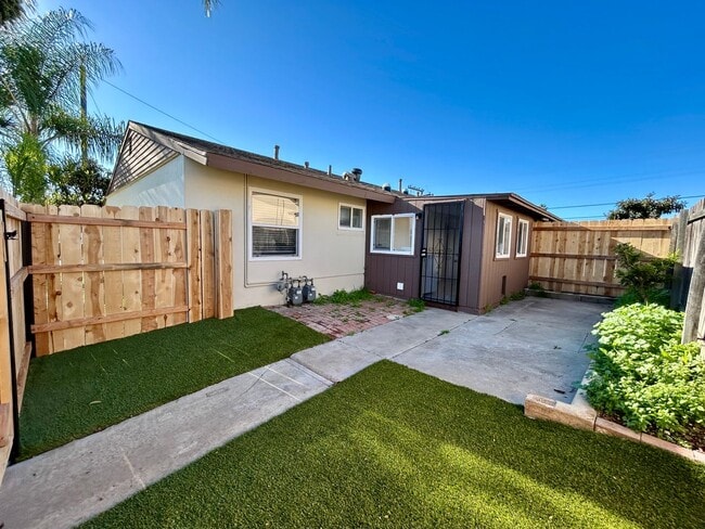 Building Photo - 2 bed 1 Bath with Garage in The Heart of Clairemont!