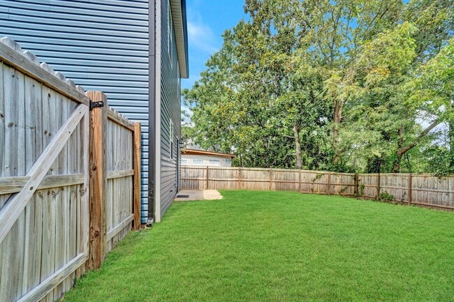 Building Photo - Walking distance to downtown Easley!