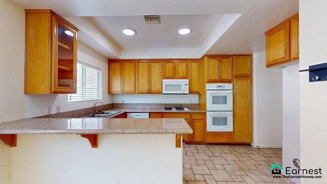 Building Photo - Bright & Stylish 4BR Townhouse with Privat...