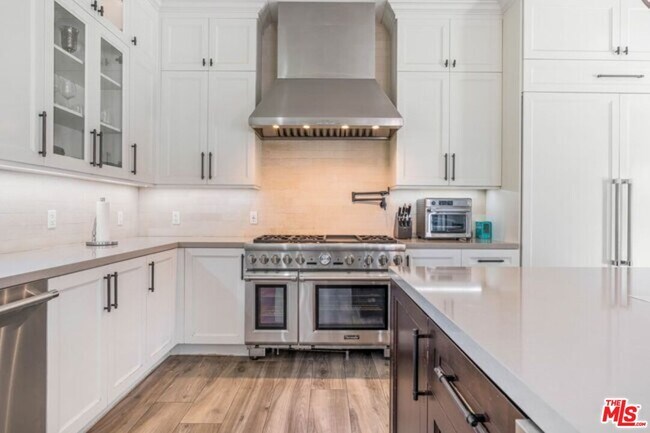 Building Photo - 17520 Embassy Dr