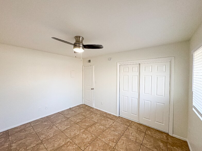 Building Photo - 5105 S La Rosa Dr