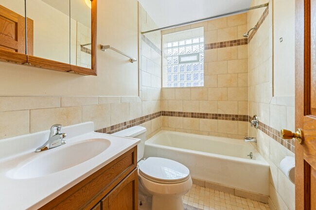 Building Photo - 1435 E 53rd St