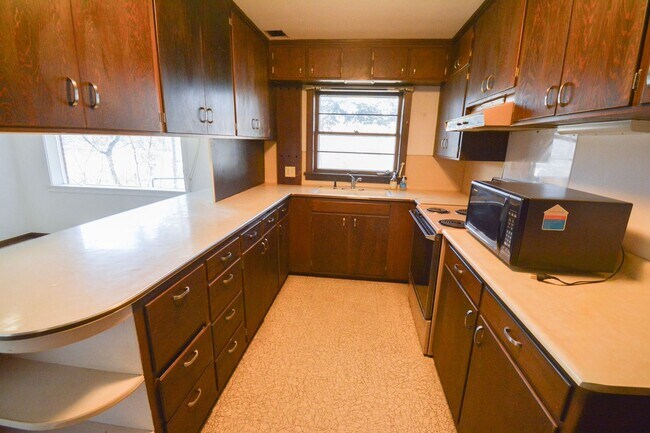 Building Photo - Character-Filled 3 Bedroom on Historic Pill Hill Available NOW!