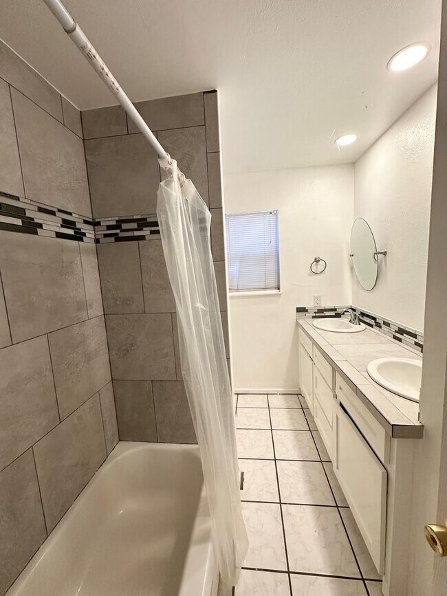 Building Photo - 4 Bed 2.5 Bath!