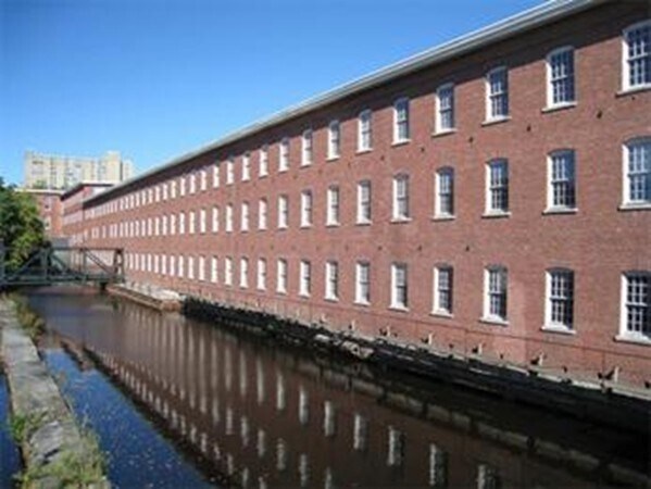 Building Photo - 130 John St