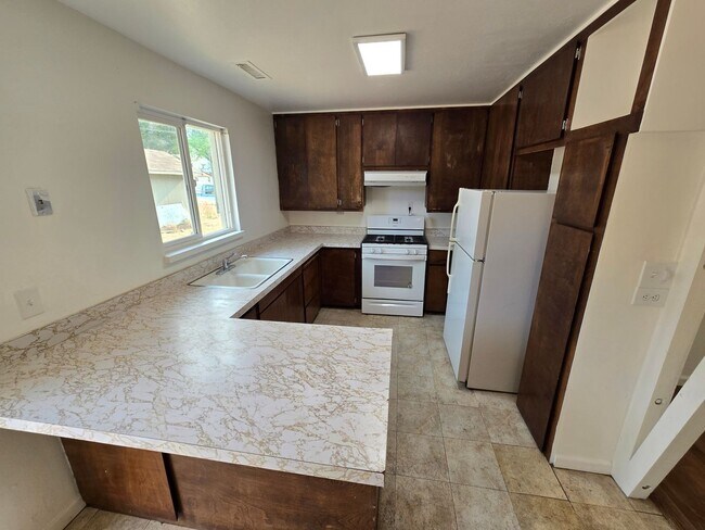Building Photo - West-Flagstaff 4bd/2ba House Near NAU & CCC -Students & Pets OK!! Avail. July 10th!