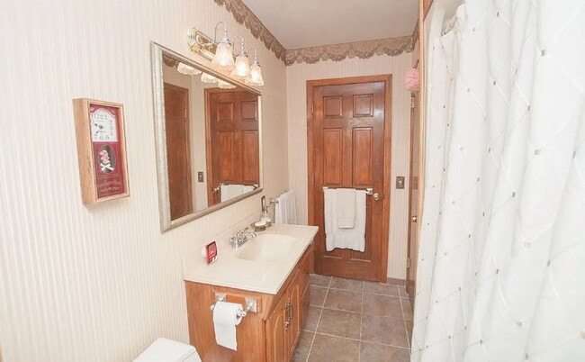 Building Photo - "Charming 2-Bed Home with Spacious 1700 Sq Ft Layout, FENCED yard!"