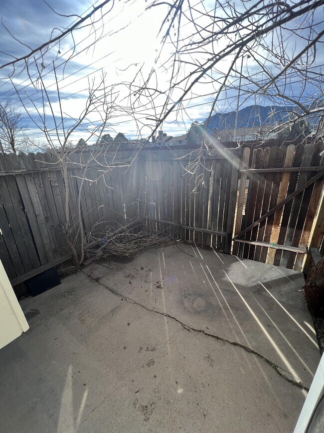 Building Photo - 886 London Green Way