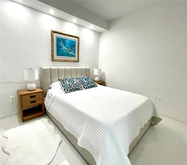 Building Photo - 5701 Collins Ave