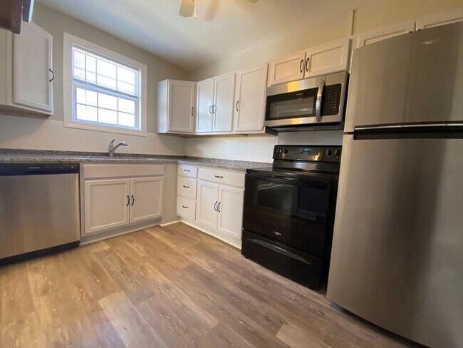 Building Photo - Spacious Renovated Duplex in East Nashville