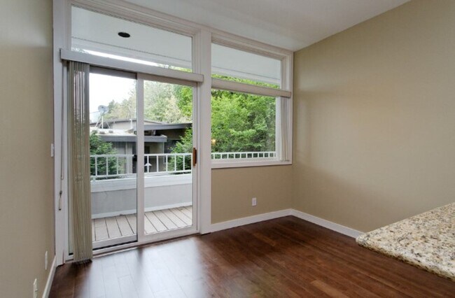 Building Photo - 2bd/2ba Bellevue Condo