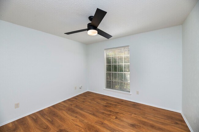 Building Photo - AVAILABLE NOW! BEAUTIFUL 3 BEDROOM HOME LO...