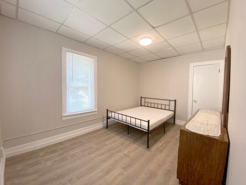 Building Photo - 12 Serrell Ave