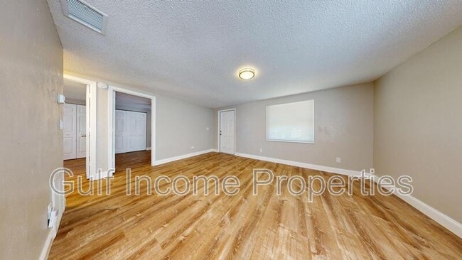 Building Photo - 2515 30th Ave Dr E