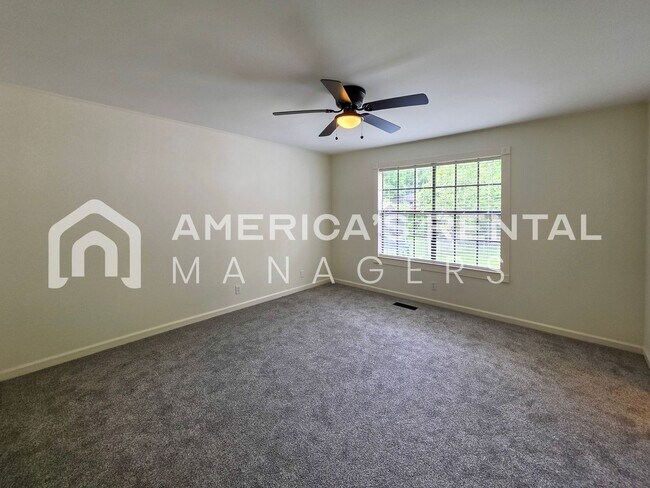 Building Photo - Newly Renovated and Ready for Move In!