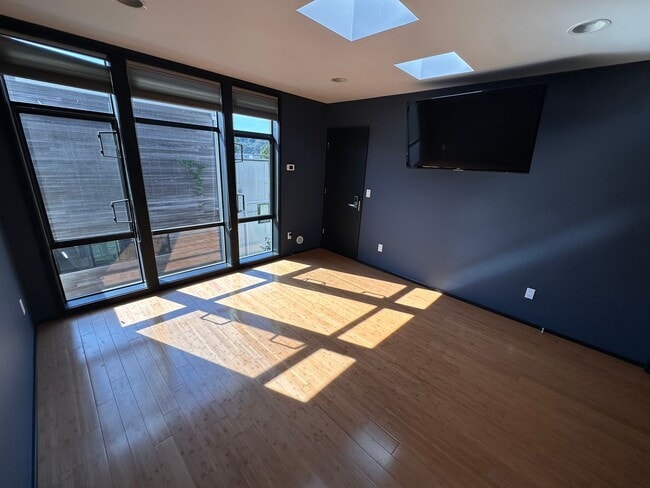 Building Photo - Modern Townhome in Georgetown!  Available ...
