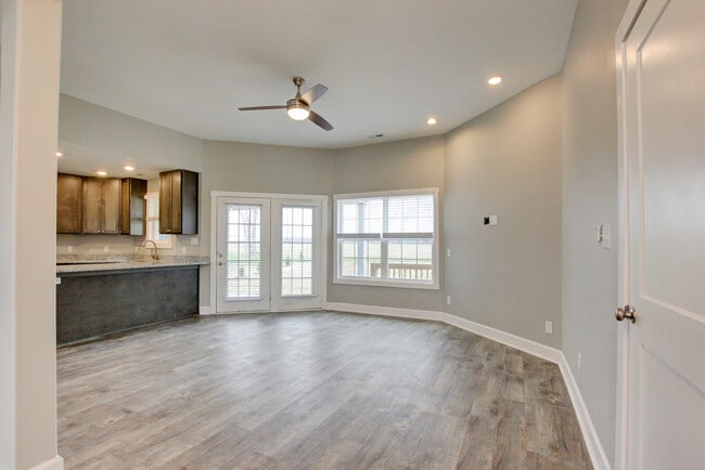 Building Photo - 127 Riverbend Dr