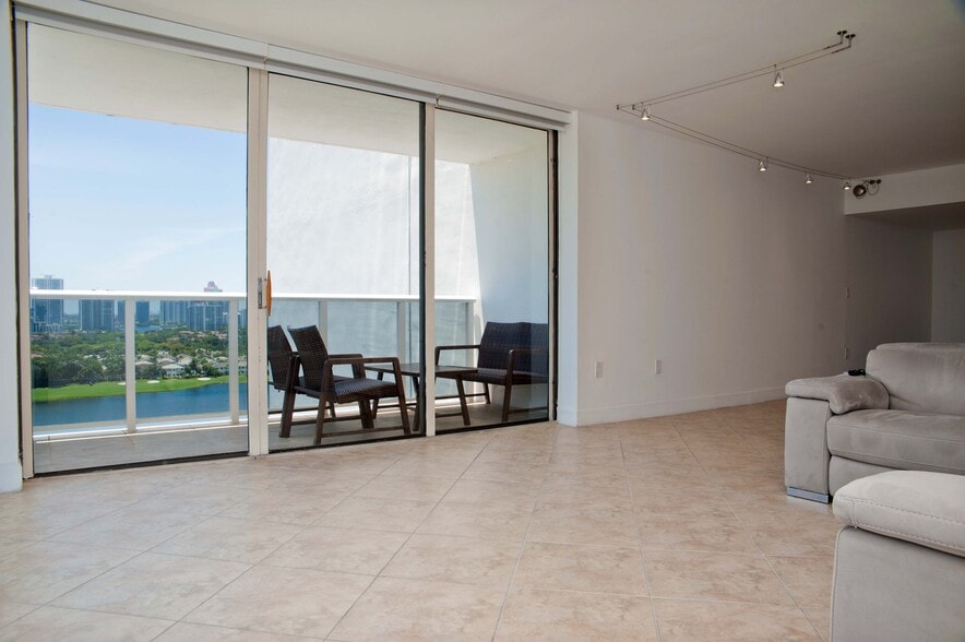 Building Photo - 3675 N Country Club Dr