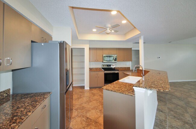 Building Photo - Gulf View Estate Annual Home for Rent