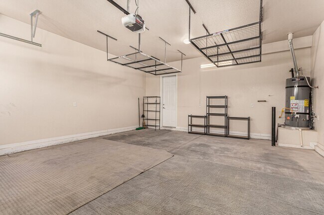 Building Photo - Anthem Highlands home with energy saving u...
