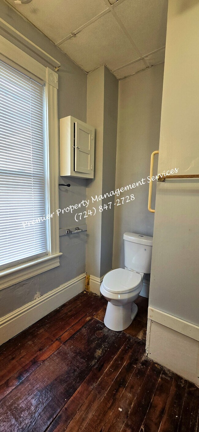 Building Photo - 102 S Main St