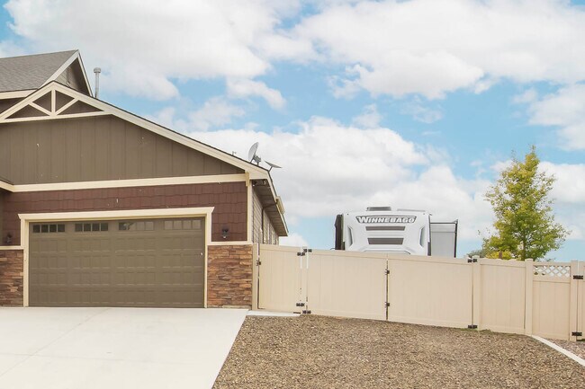 Building Photo - 15495 Blue Sky Ave